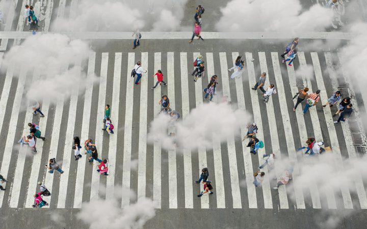 鸟瞰人群与小丑